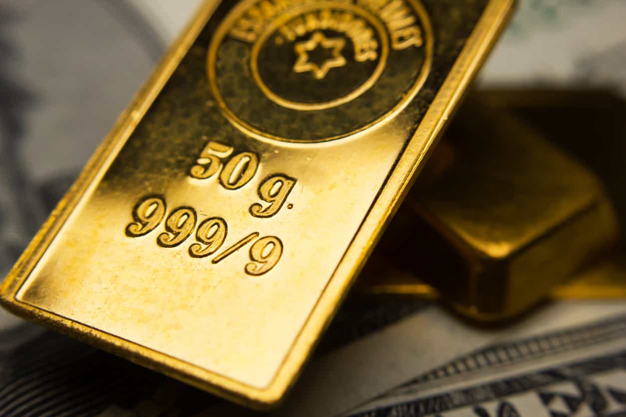 Gold ticks lower on increased risk appetite; investors await US economic data