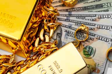 Gold gains on softer dollar, safe‑haven bid amid US tariff uncertainty