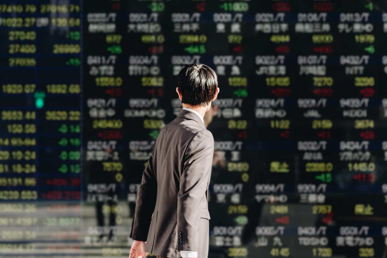 Asia stocks rebound, oil dives as Trump and Iran trade barbs