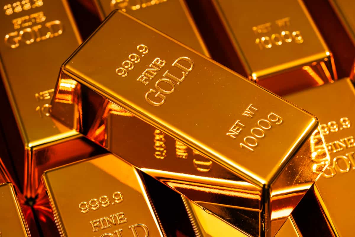 Gold heads for weekly gain as weak US jobs data tempers rate hike bets