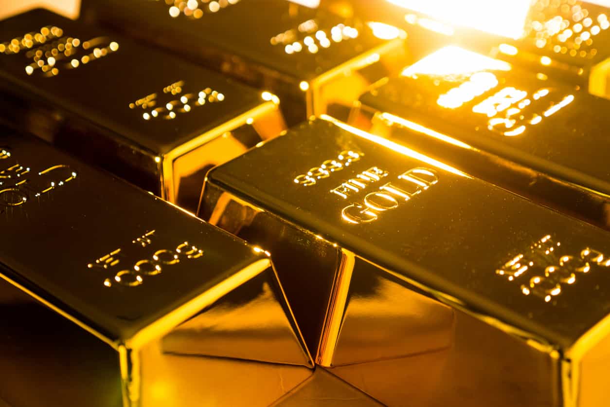 Gold climbs 1% as US-Iran truce pressures oil; all eyes on Fed meeting