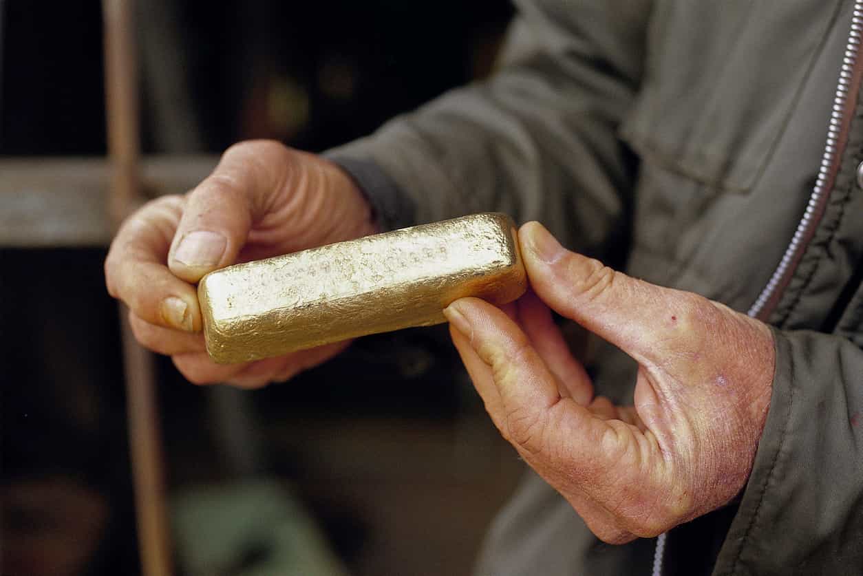 Gold falls as dollar hovers near one-month peak; Fed meet in focus.