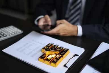 Gold hovers near seven-week high on easing rate hike concerns