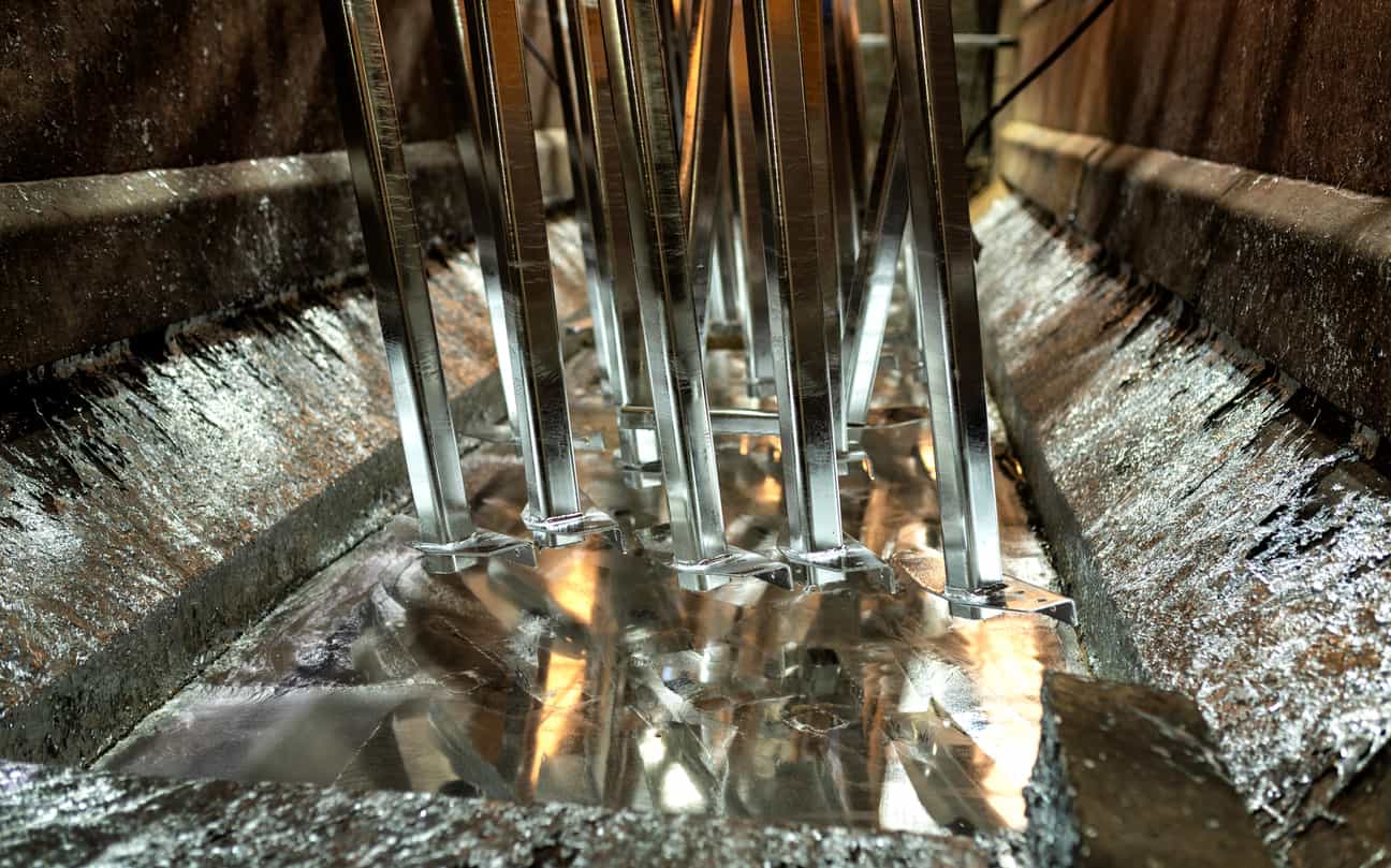 Zinc snaps six-day rally as rising stocks ease tightness