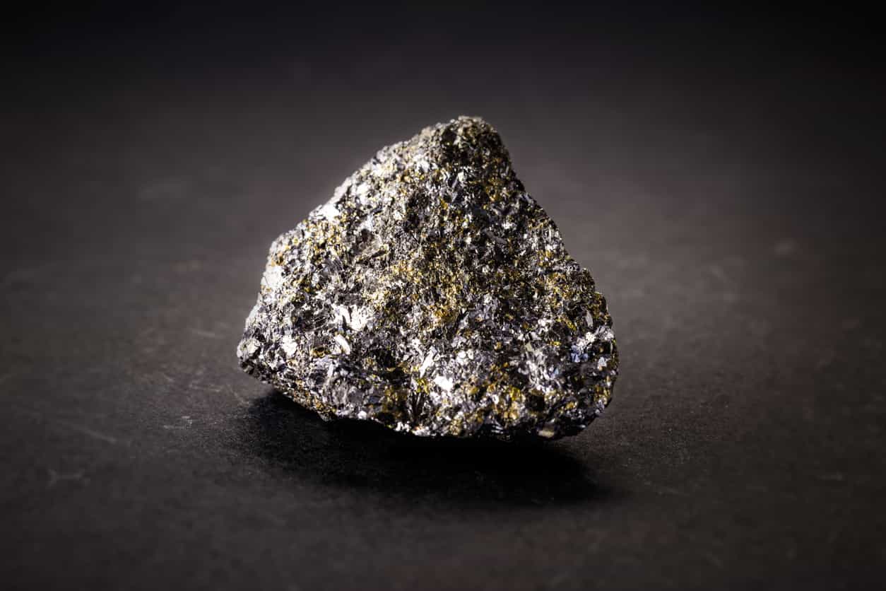 Copper, zinc fall as strong dollar weighs on industrial metals