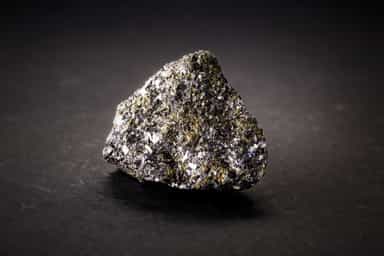 Copper, zinc fall as strong dollar weighs on industrial metals