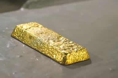 Gold gains on lower oil prices, subdued dollar