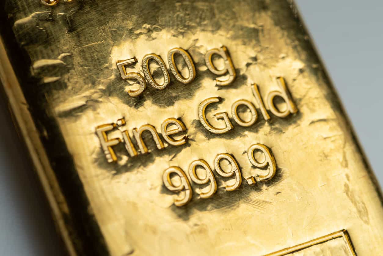 Gold slips as rising oil prices, Treasury yields dent appeal