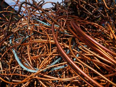 Copper pares gains as oil rally weighs on industrial metals