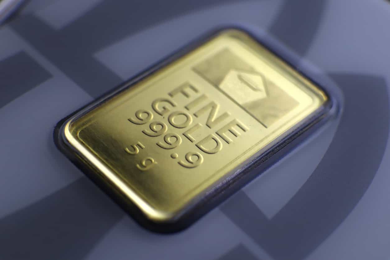 Gold dips for fourth session as oil rally fans inflation concerns