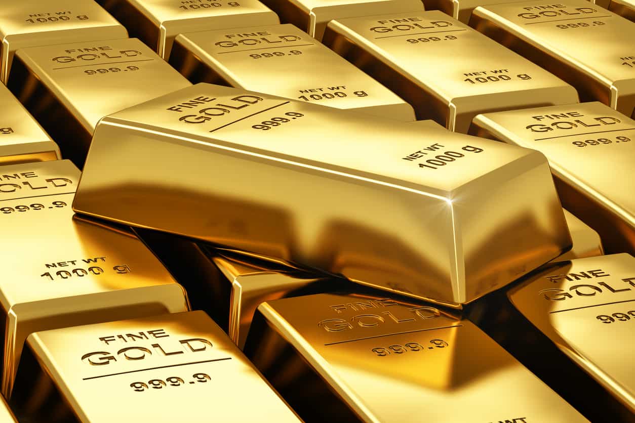 Gold drops over 1% as oil rally reinforces higher-for-longer rate outlook