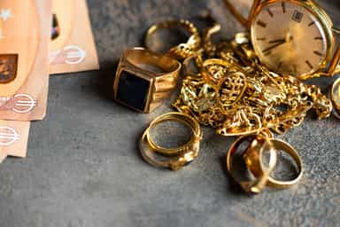 Gold inches lower on hawkish FOMC minutes, focus on Jackson Hole summit