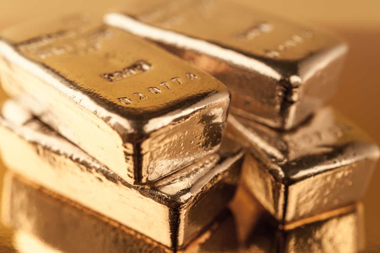 Gold edges up but hovers near three-week lows before Jackson Hole summit