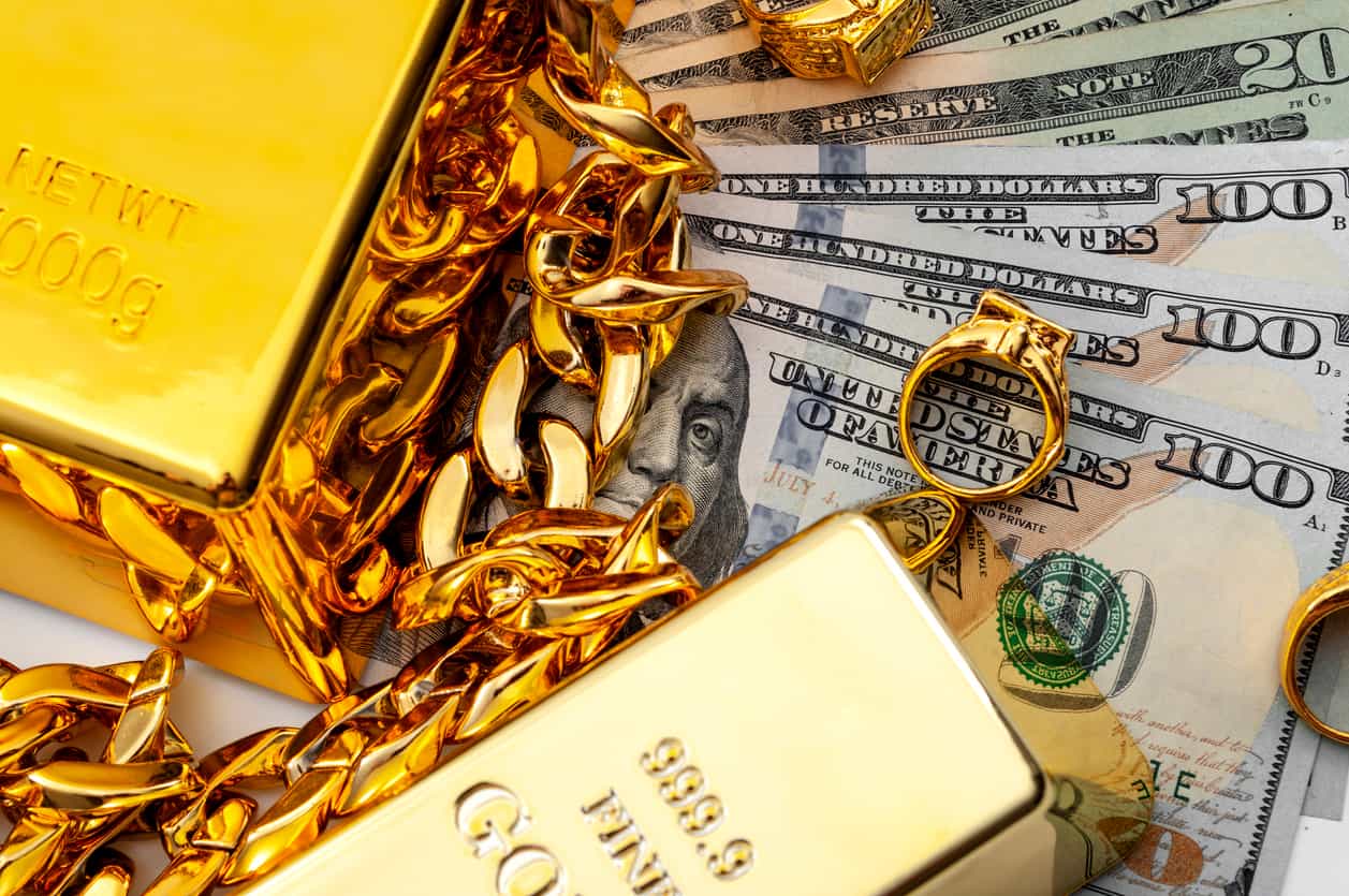 Gold gains on softer dollar, safe‑haven bid amid US tariff uncertainty