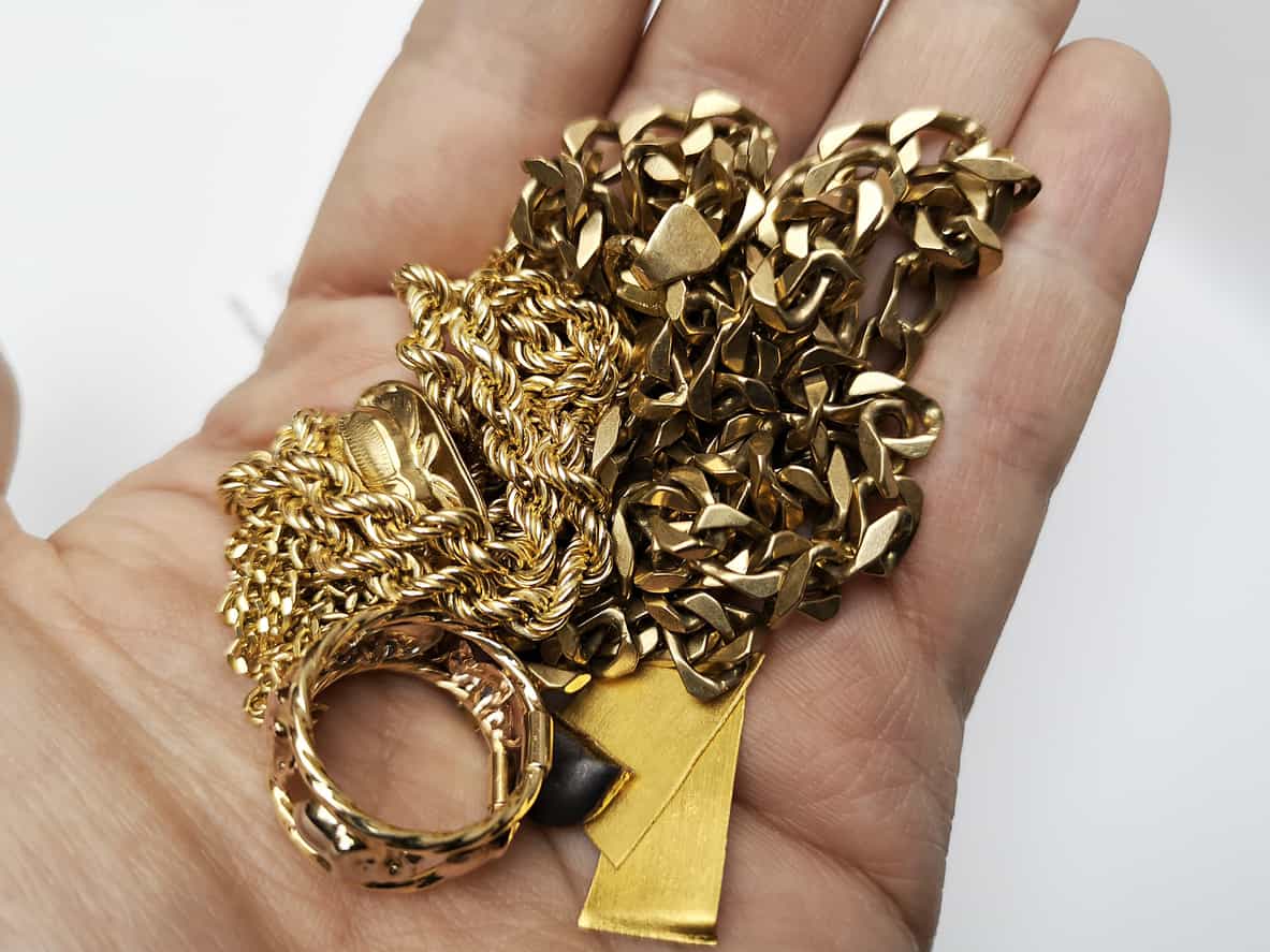 Gold edges higher from over 1-1/2-month low but higher yields cap gains
