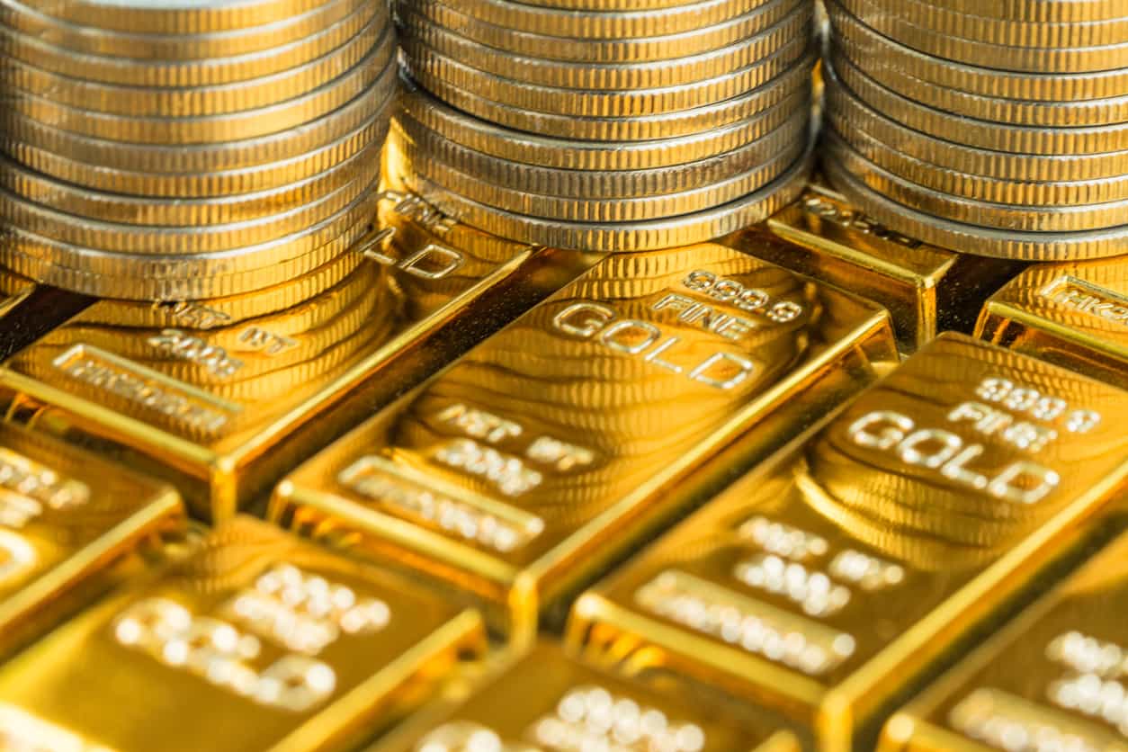 Gold falls as Mideast uncertainty clouds rate outlook