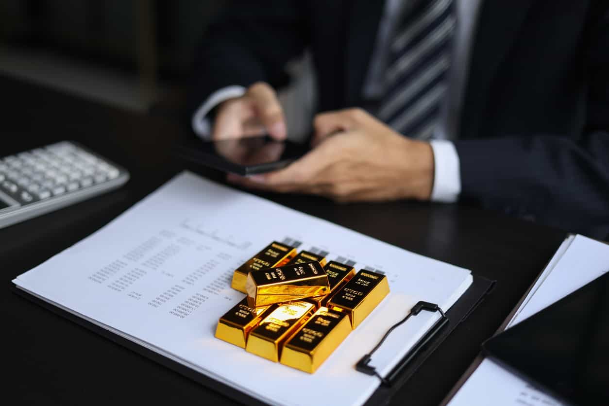 Gold hovers near seven-week high on easing rate hike concerns