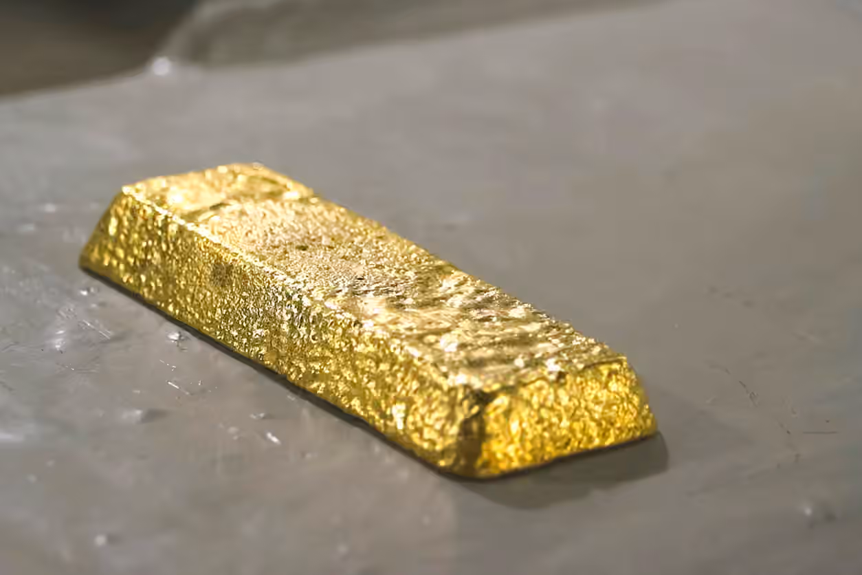 Gold gains on lower oil prices, subdued dollar
