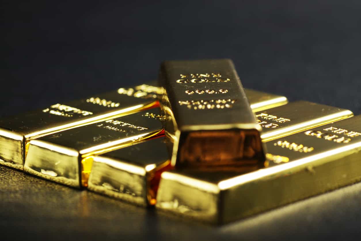 Gold steadies ahead of US payrolls data, heads for weekly decline