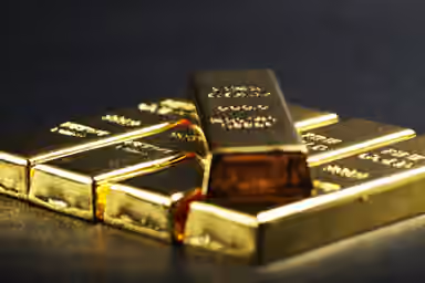 Gold steadies ahead of US payrolls data, heads for weekly decline